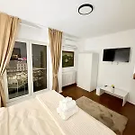With Sauna 3 Bedrooms Center شقة بوخارست